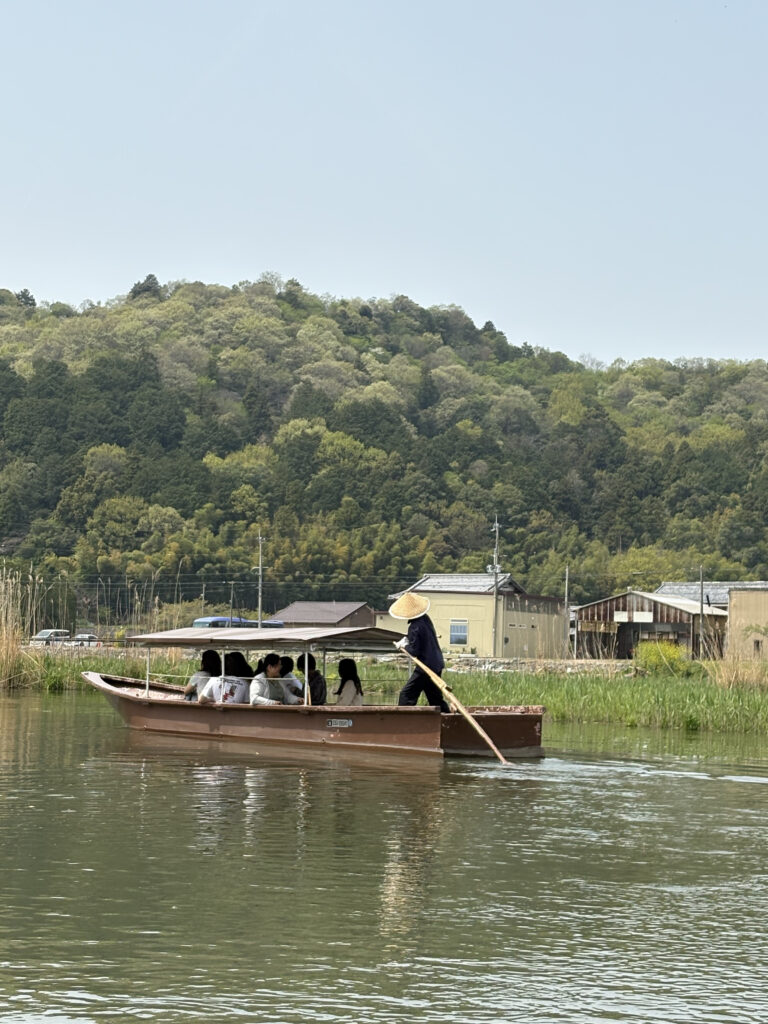 両学の学生有志が留学生と一緒に近江八幡学習旅行に参加しました。（2025年4月19日）