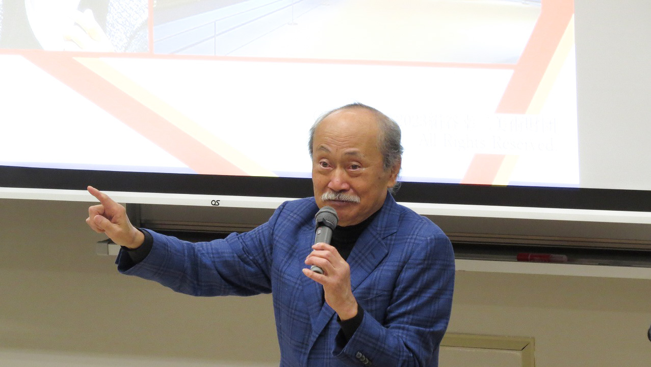 講演する絹谷幸二氏