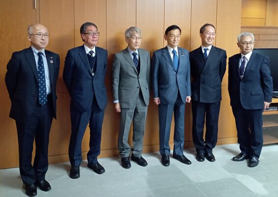 榊理事長と両大学の学長が末松文部科学大臣と面会しました